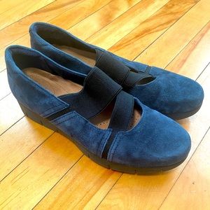 Clark’s Navy Suede Daelyn Villa